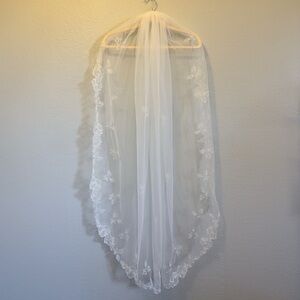 Lace-Edged Bridal Veil in Ivory